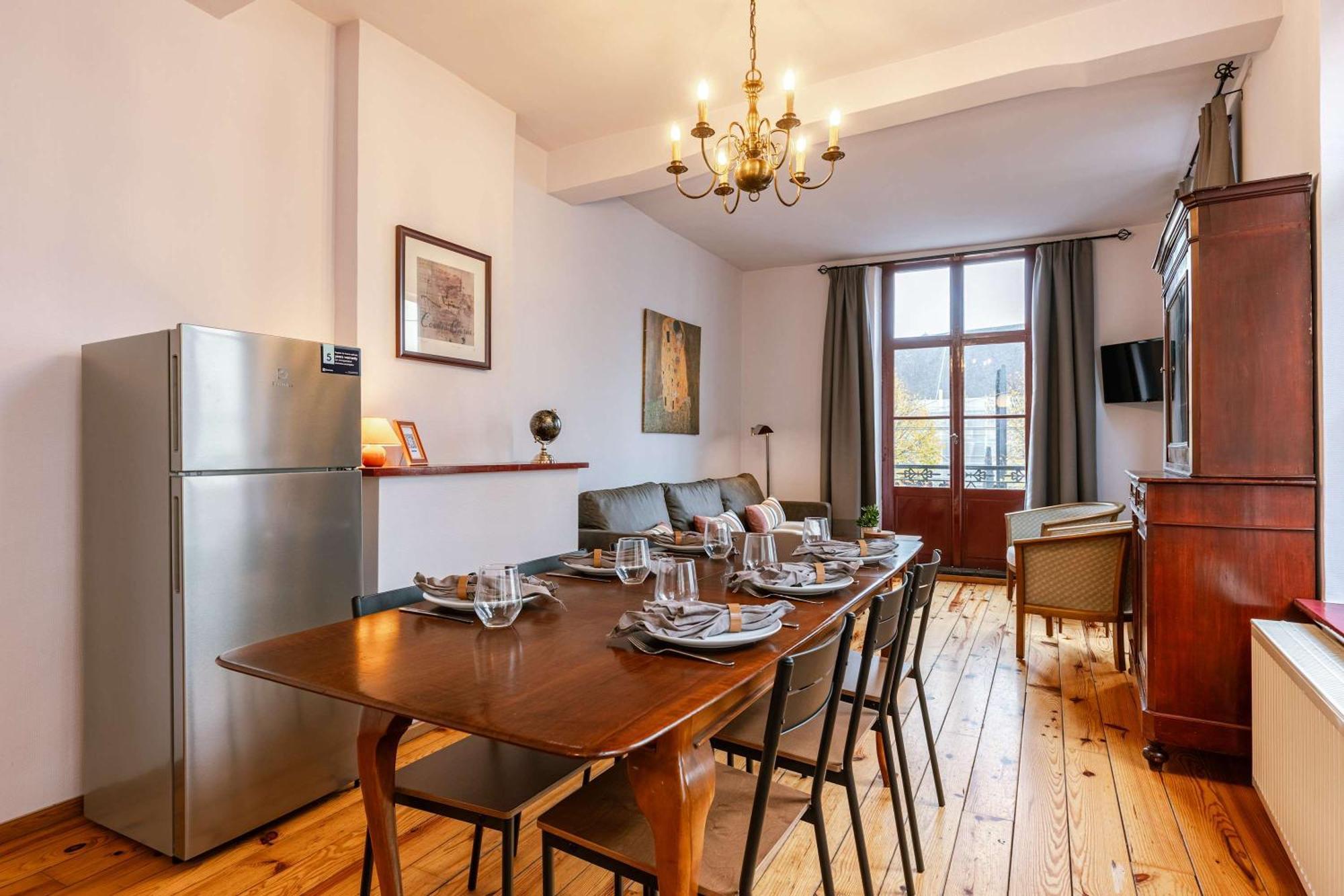 Huswell - Charming In The Heart Of