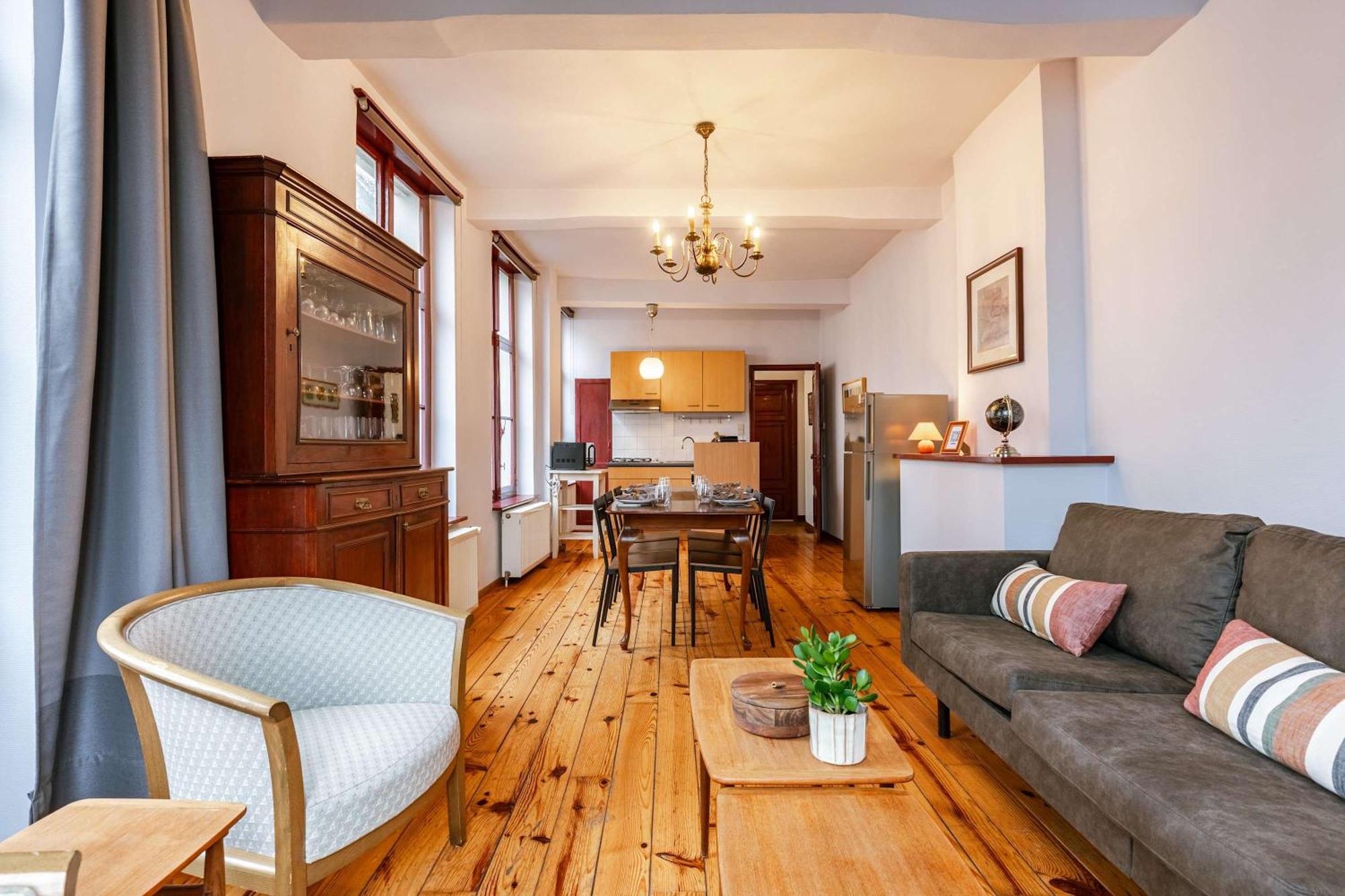 Huswell - Charming In The Heart Of Gent